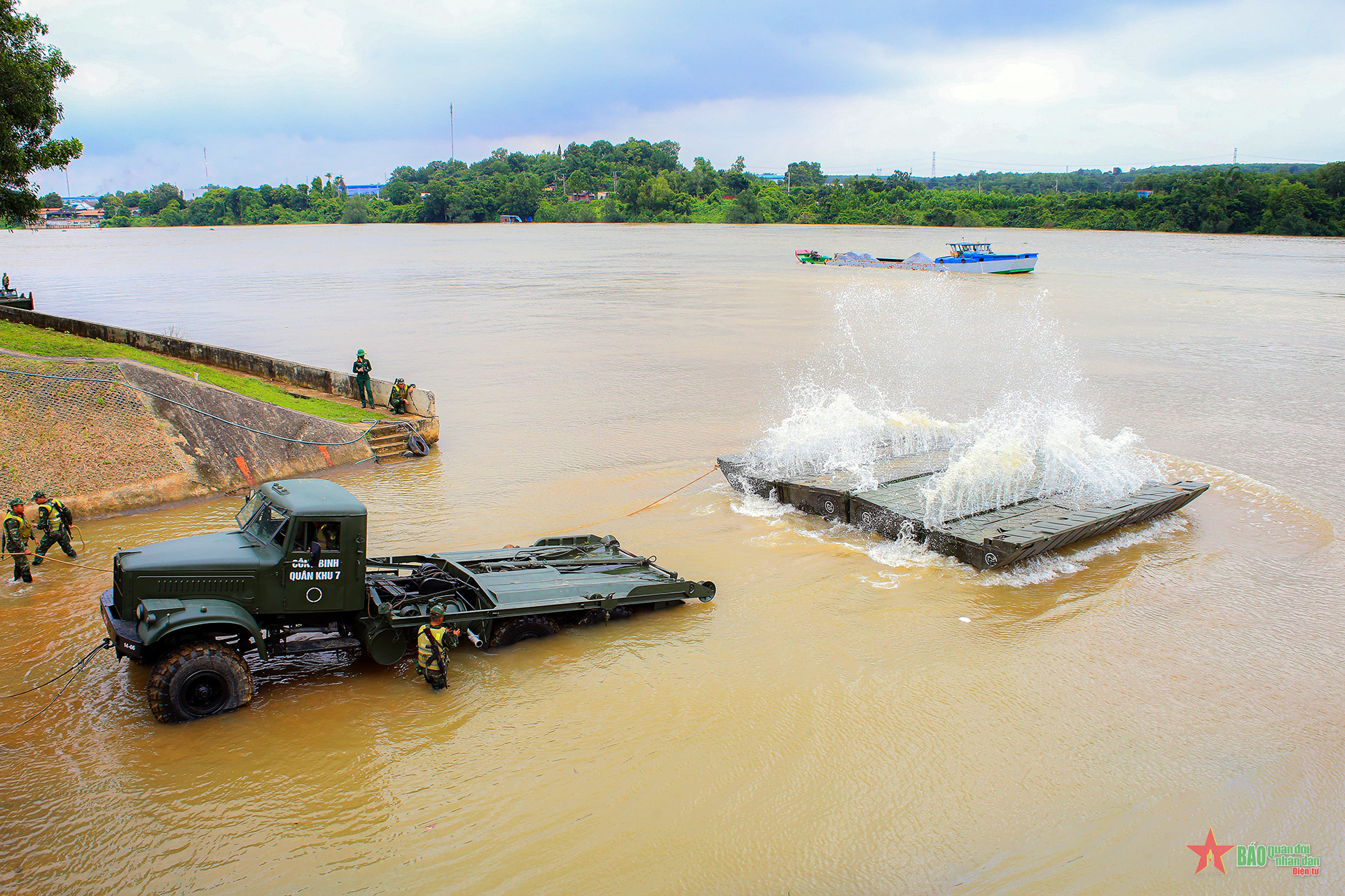 Hăng say huấn luyện vượt sông của bộ đội công binh